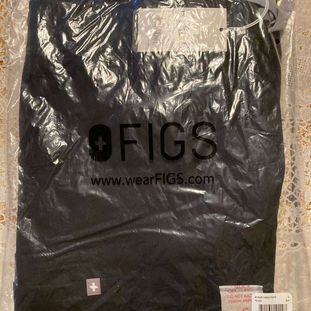 FIGS, woman’s xl, Catarina one pocket top, black, NWT